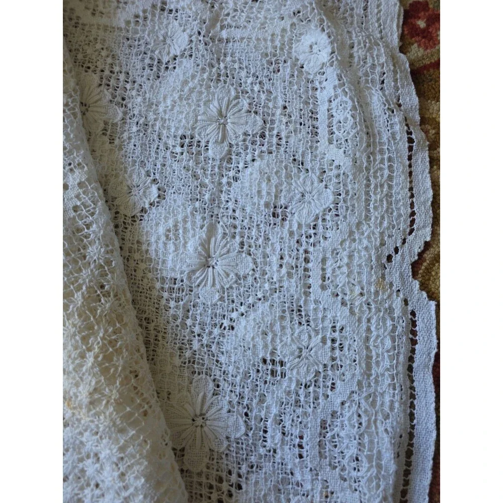 Vtg White Floral Hand Crocheted Coverlet Table Cover 76x 112